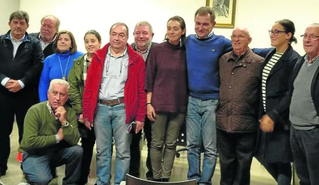 Los integrantes de la nueva ejecutiva de Gozón. En el centro, la nueva secretaria general y edil de Hacienda, Arancha Peláez, junto al alcalde, Jorge Suárez. 