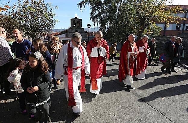 El abad de Covadonga, a la izquierda, a la salida de la misa. 