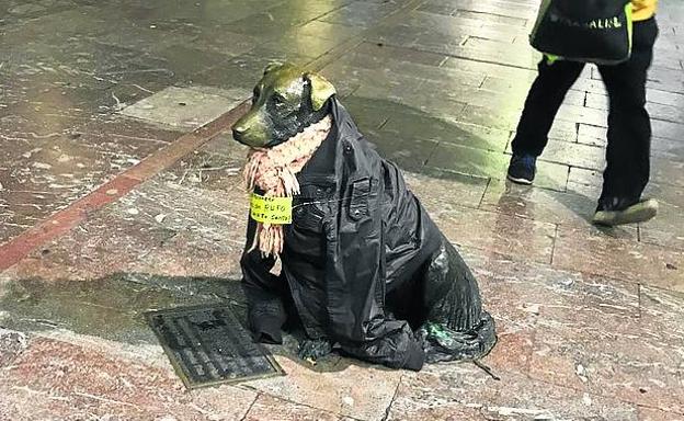 La estatua de ‘Rufo’ con la cazadora y la bufanda.