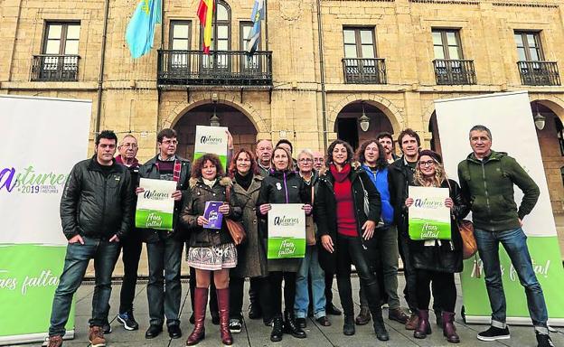 La eurodiputada Tania González, con miembros de la candidatura de apoyo a Ripa, ayer, ante el Ayuntamiento de Avilés.