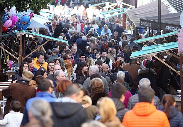 Centenares de personas disfrutaron ayer de la feria en el Bulevar de la Sidra.