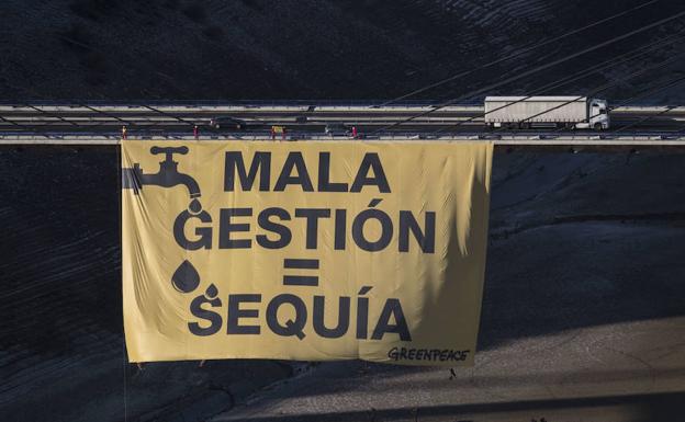 Macropancarta en Barrios de Luna contra la «mala gestión» del agua