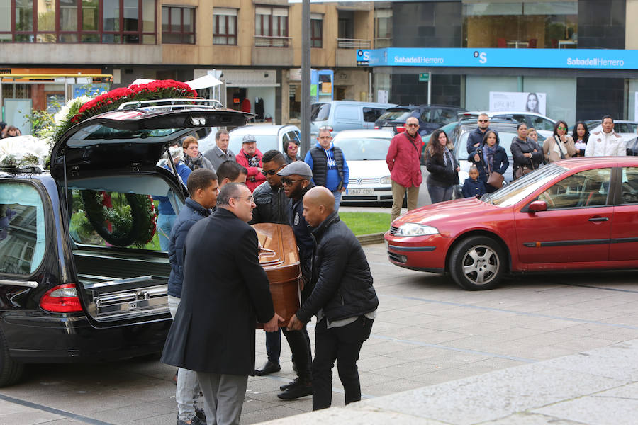 Familiares y allegados despiden en la iglesia de Santo Tomás de Cantorbery a Daniel Capellán, el dominicano apuñalado en Llaranes el sábado cuando mediaba en una discusión entre su hermana y la pareja de esta.