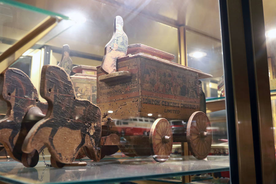 El directo de la compañía, Guillermo Martínez, reúne 6.600 piezas sobre los autocares