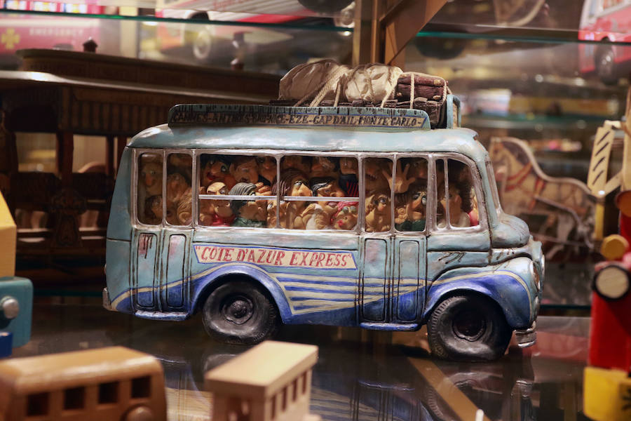 El directo de la compañía, Guillermo Martínez, reúne 6.600 piezas sobre los autocares