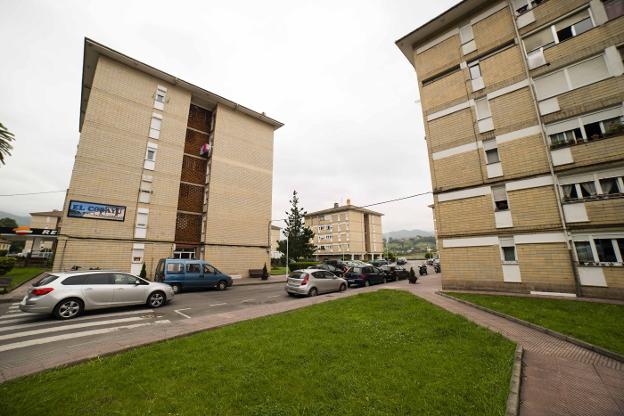 Edificios de viviendas en el barrio riosellano de El Cobayu, donde se planea la actuación. 