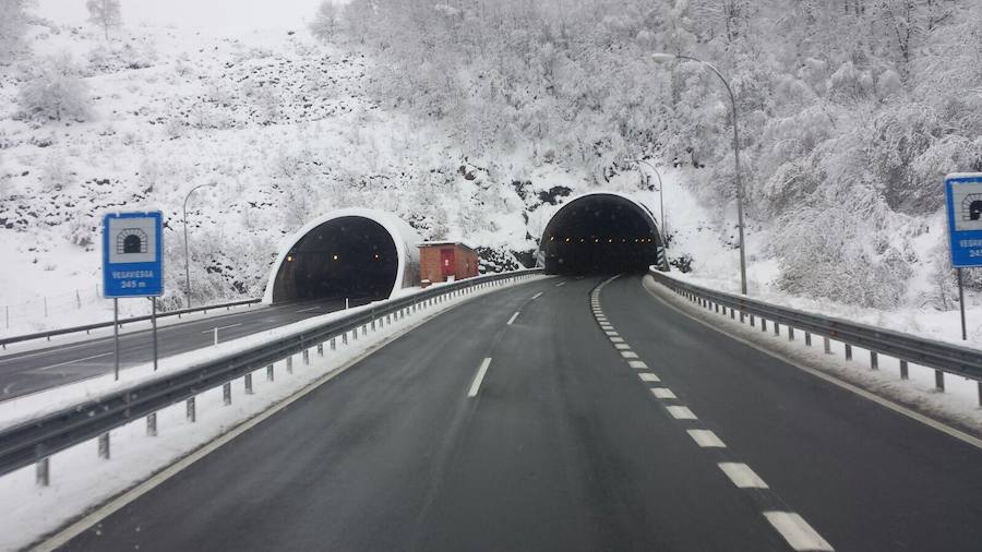 La nieve complica el tráfico en los puertos asturianos