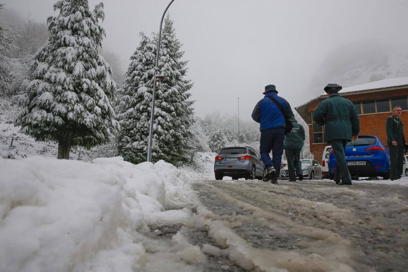 La nieve complica el tráfico en los puertos asturianos