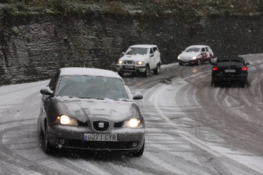 La nieve complica el tráfico en los puertos asturianos