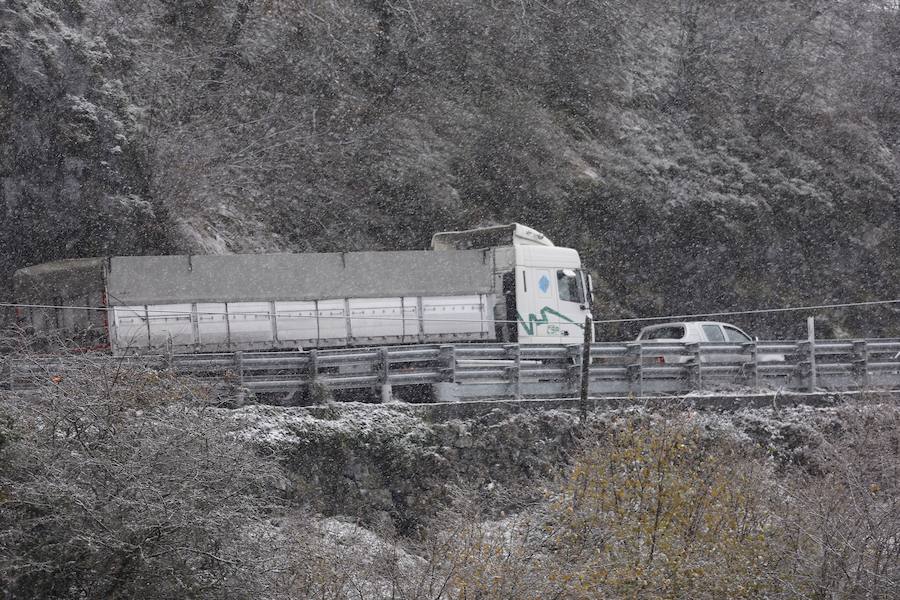 La nieve complica el tráfico en los puertos asturianos