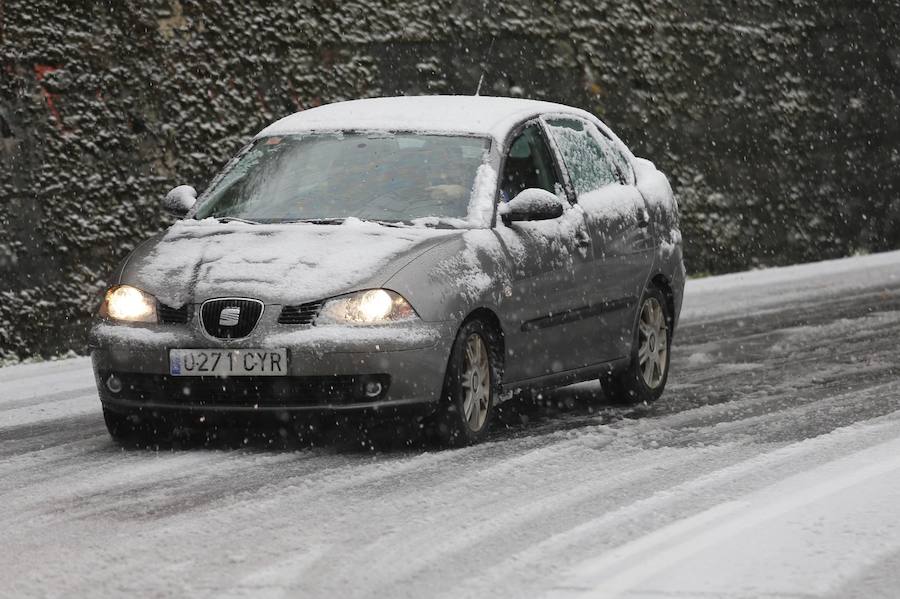 La nieve complica el tráfico en los puertos asturianos