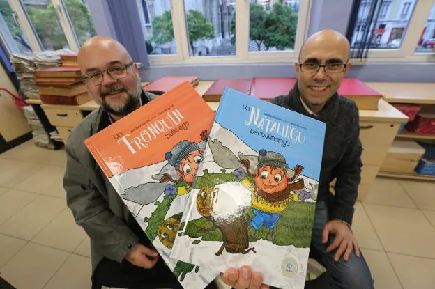 Alberto Álvarez Peña y Víctor Raúl Pintado, 'Vitu', posan junto a las dos versiones de su libro 