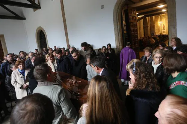 Familiares y amigos trasladan el féretro de Adrián Gancedo antes del funeral en la iglesia parroquial de Villaviciosa. 