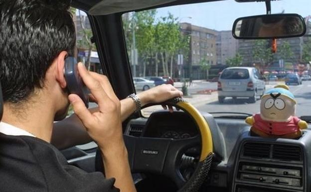 Estas son las contundentes multas que prepara la DGT si usas el móvil al volante