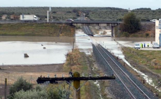 Tramo de vía ferroviaria inundada a su paso por el Arahal (Sevilla).