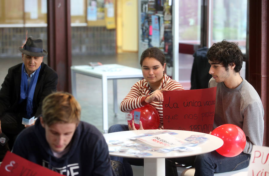 Mannequin challenge en la Factultad de Medicina por la lucha contra el sida