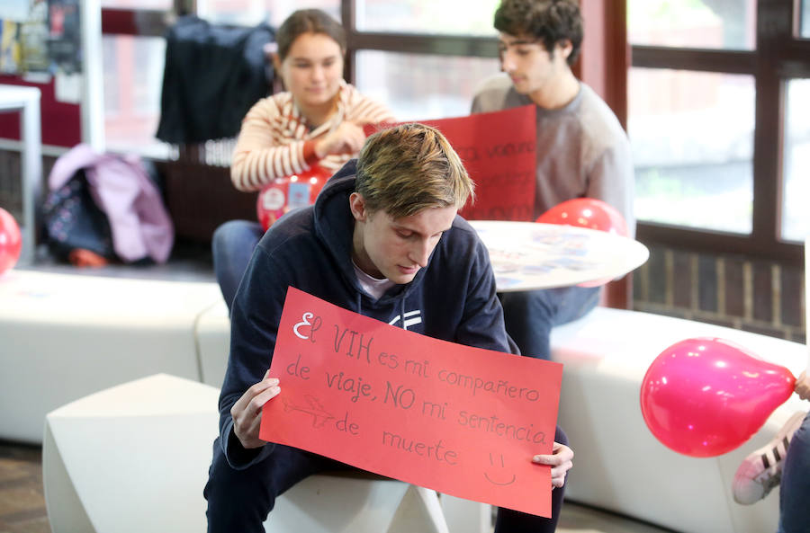 Mannequin challenge en la Factultad de Medicina por la lucha contra el sida