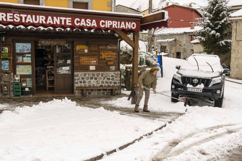 La nieve complica el tráfico en los puertos asturianos