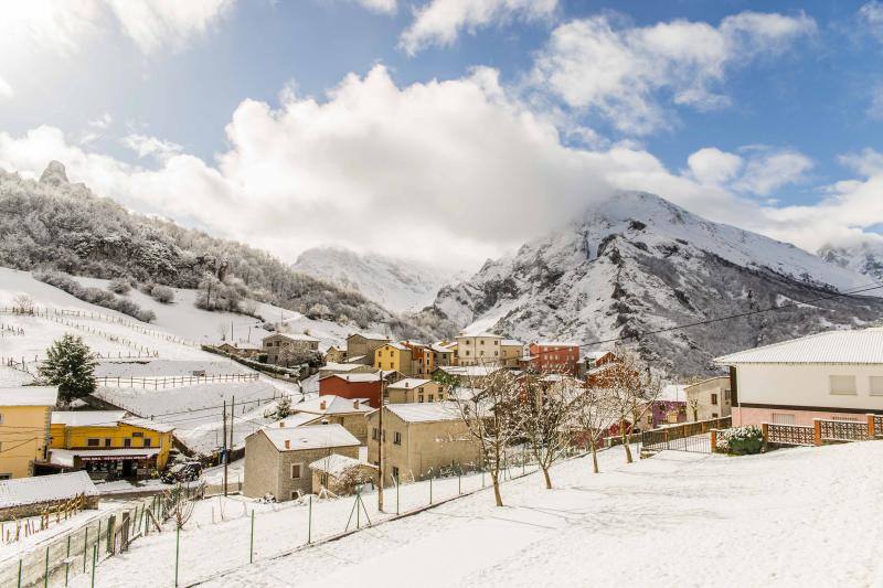 La nieve complica el tráfico en los puertos asturianos