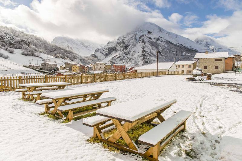 La nieve complica el tráfico en los puertos asturianos