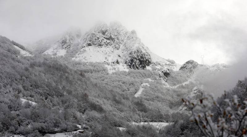 La nieve complica el tráfico en los puertos asturianos