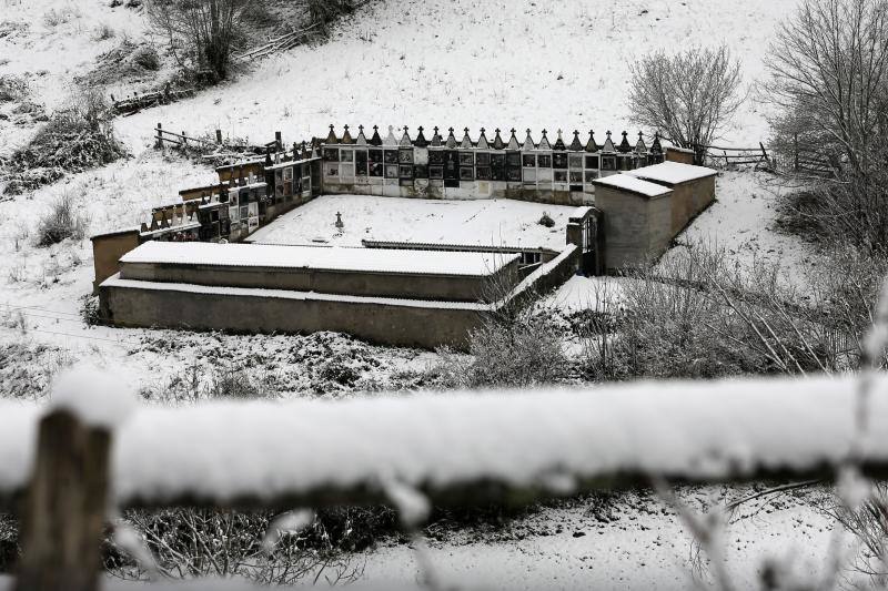 La nieve complica el tráfico en los puertos asturianos