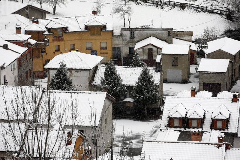 La nieve complica el tráfico en los puertos asturianos