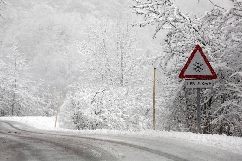 La nieve complica el tráfico en los puertos asturianos