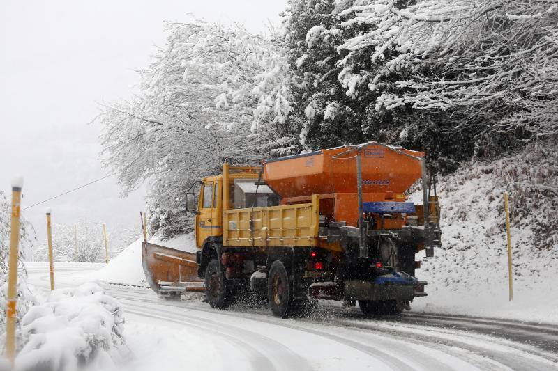 La nieve complica el tráfico en los puertos asturianos