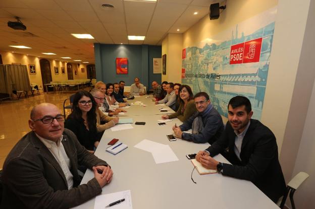La nueva ejecutiva del PSOE se reunió ayer por primera vez. 