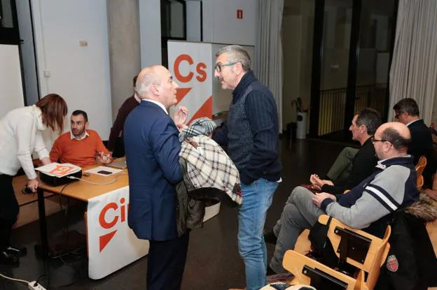 Sarasola, al inicio de la asamblea de la formación. :: A. FLÓREZ