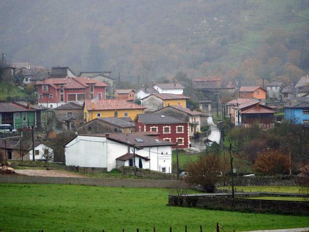 Avín, en Onís, cuenta con una partida para el agua potable. 