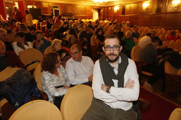 El director Iván Talavera, sentado en el patio de butacas del Jovellanos minutos antes de comenzar la proyección. 