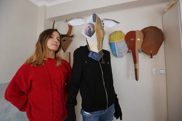 María Peña Coto posa en su estudio junto a algunas de las máscaras que expone en la Sala Borrón. 