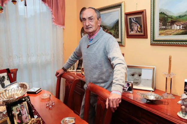 Gil Fernández, en el salón de su casa en El Coto. 