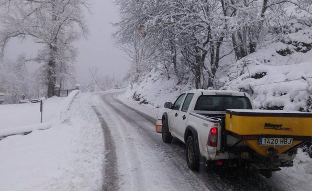 La nieve vuelve a cerrar Pajares a camiones y mantiene nueve puertos con cadenas