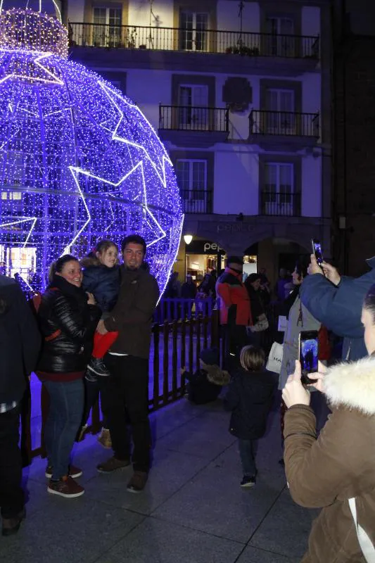 Avilés enciende la iluminación navideña con una gran bola luminosa en El Parche como principal novedad.