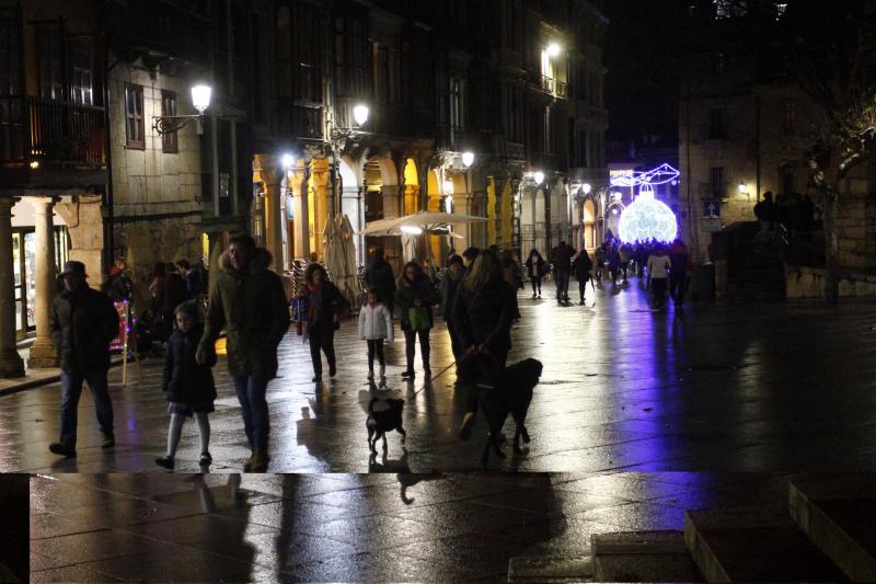 Avilés enciende la iluminación navideña con una gran bola luminosa en El Parche como principal novedad.