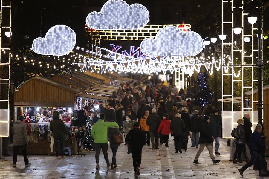 La puesta en marcha de la pista de hielo y el mercadillo del Paseo de Begoña dan inicio al programa navideño de la ciudad