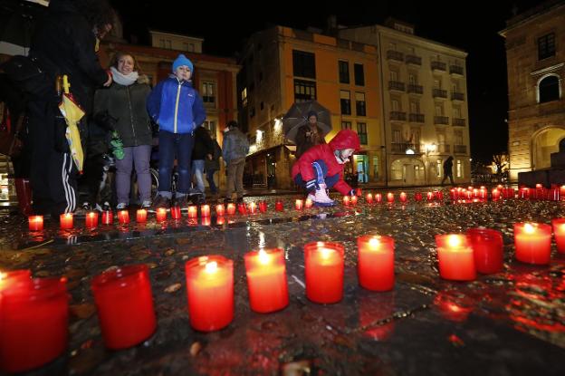 Un lazo rojo hecho con velas iluminó la plaza Mayor en homenaje a los enfermos de sida. 