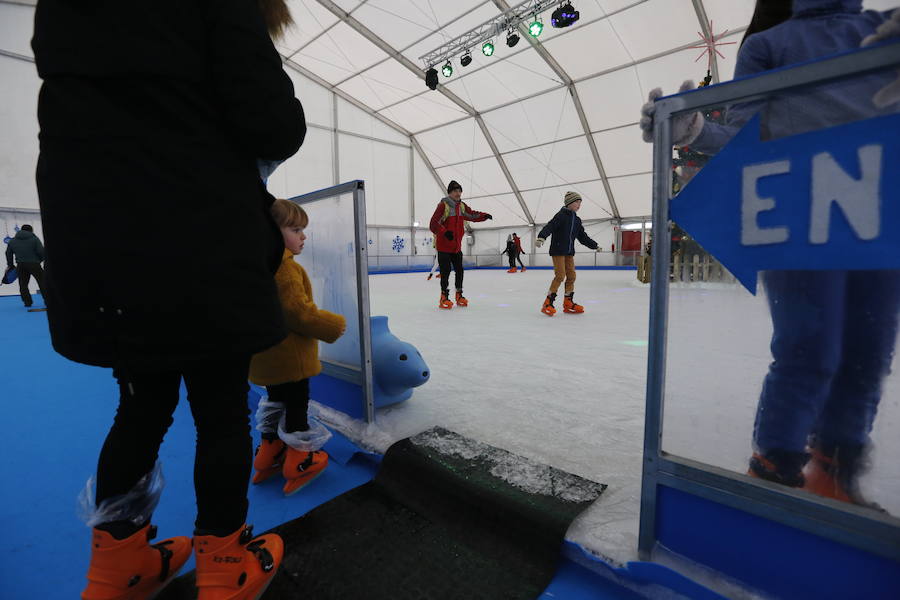 La pista de hielo, la exposición de Titanic y el carrusel intalado en el Paseo de Begoña atrae a los gijoneses a salir a pesar del frío