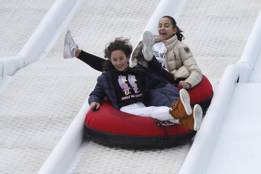 La pista de hielo, la exposición de Titanic y el carrusel intalado en el Paseo de Begoña atrae a los gijoneses a salir a pesar del frío