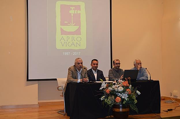El exalcalde cangúes José Manuel Cuervo, el presidente de Aprovican José María Martínez, el alcalde actual José Víctor Rodríguez y Enrique Pantín, que fue director general de Agroalimentación. 
