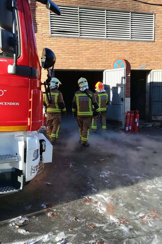 Bomberos durante la actuación, ayer, en el viejo HUCA. 