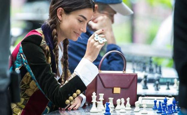 Lily Aldridge, jugando al ajedrez.