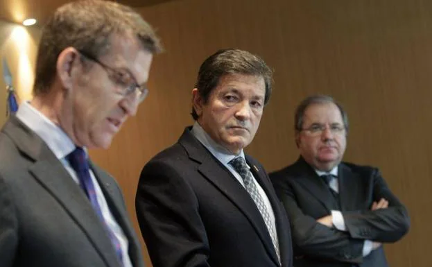 Alberto Nuñez Feijoo, Javier Fernández y Juan Vicente Herrera, durante su comparecencia.