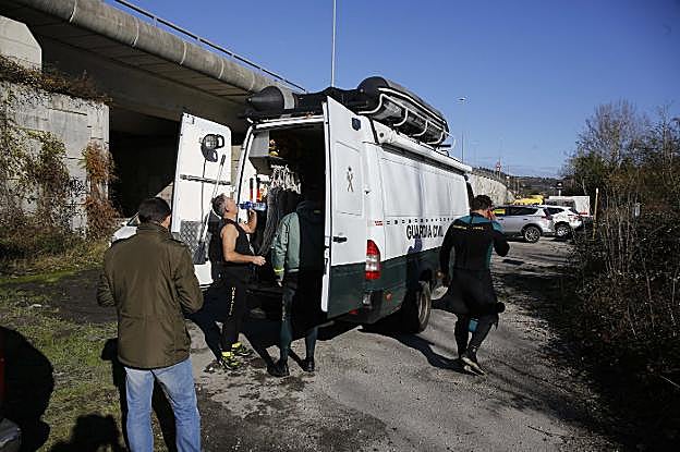 Los buzos, después de salir del agua en el río Nalón. 