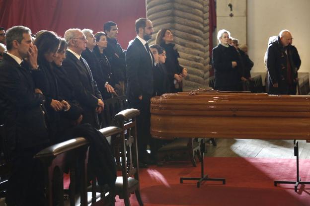 Los padres, hermanos, cuñados y sobrinos de Juan Fombona, en los primeros bancos, durante el funeral oficiado en San Julián. 