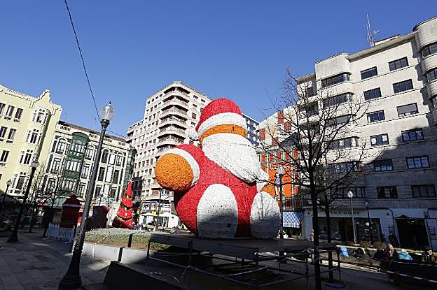 El popular Papá Noel, en su nueva ubicación, en pleno centro del Parchís. Tras él, a unos metros, un gran sillón real. 