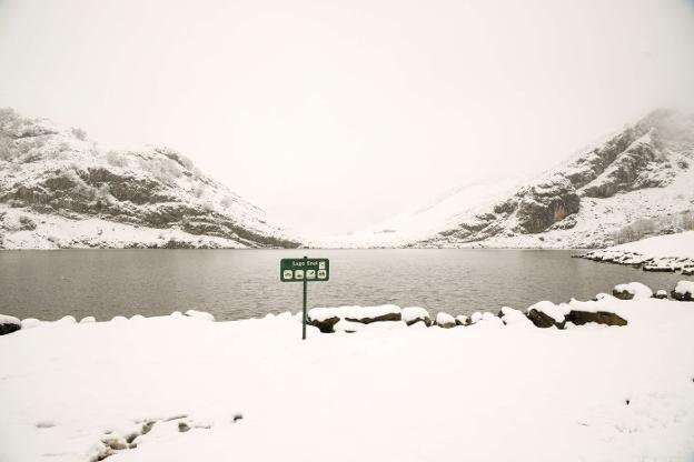 Lago Enol cubierto por la nieve esta pasada semana. 